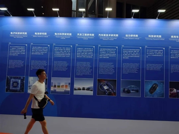 799元 雷蛇灰鲭鲨X游戏音箱发布:40°倾斜放置设计、三模连接