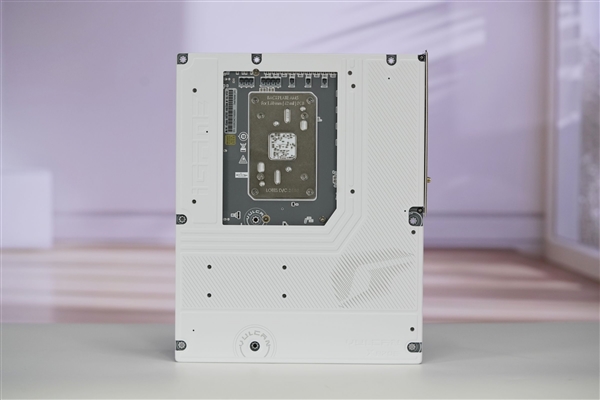 10.7Gbps超高速!三星完成第六代骁龙8超级至尊版16GB LPDDR6验证